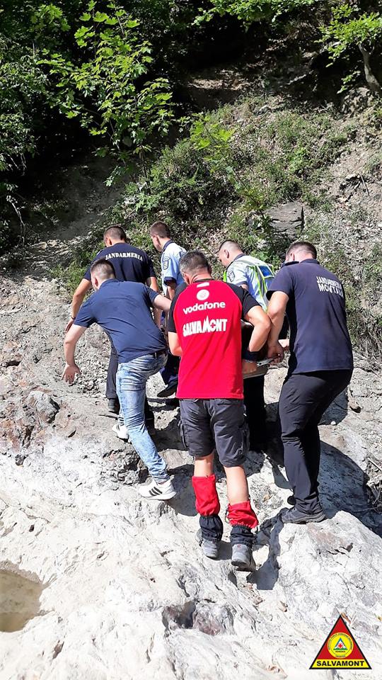 salvamont-vrancea-femeie-salvata-cascada-putnei3