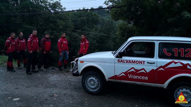 salvamont-recuperare-oameni-blocat-drum-forestier-vrancea1