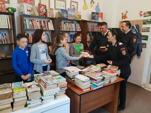 pompieri-carti-biblioteca-odobesti2