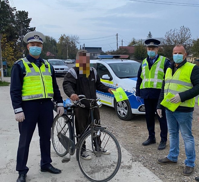 Hula hoop Picket please note FOTO: Veste reflectorizante și măști de protecție pentru bicicliști din  partea polițiștilor din Vulturu | Jurnal de Vrancea - Stiri din Vrancea si  Focsani