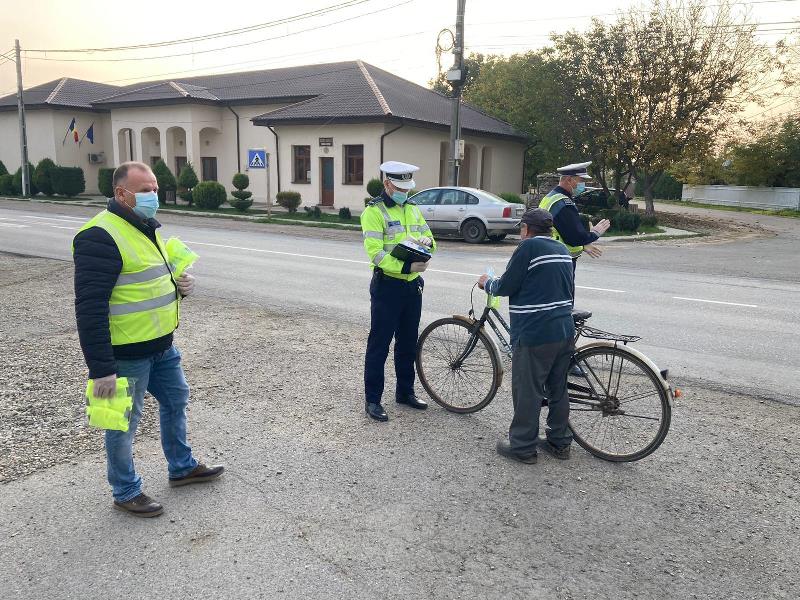 On a daily basis limbs very FOTO: Veste reflectorizante și măști de protecție pentru bicicliști din  partea polițiștilor din Vulturu | Jurnal de Vrancea - Stiri din Vrancea si  Focsani